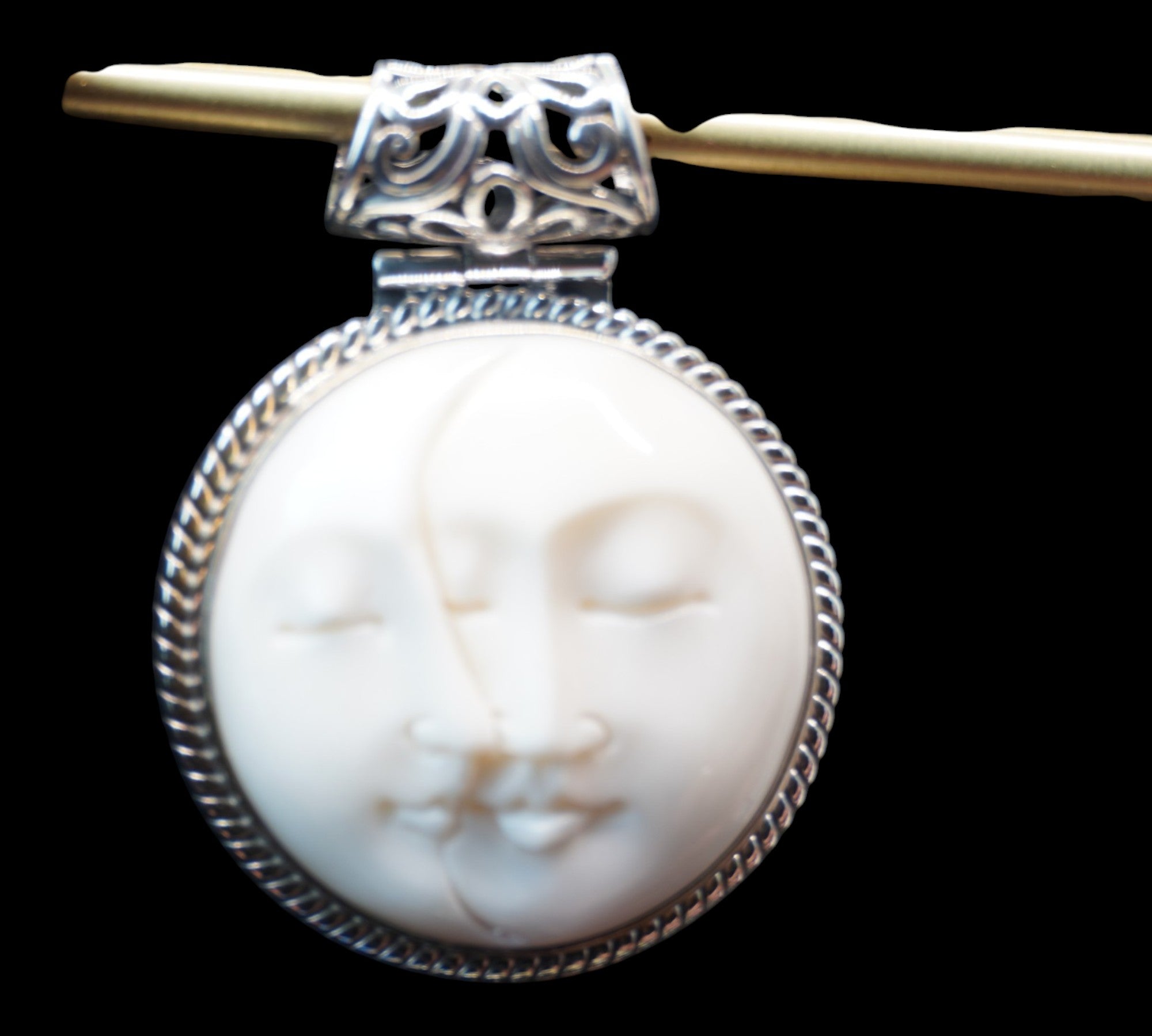 5076 Carved Bone Pendant