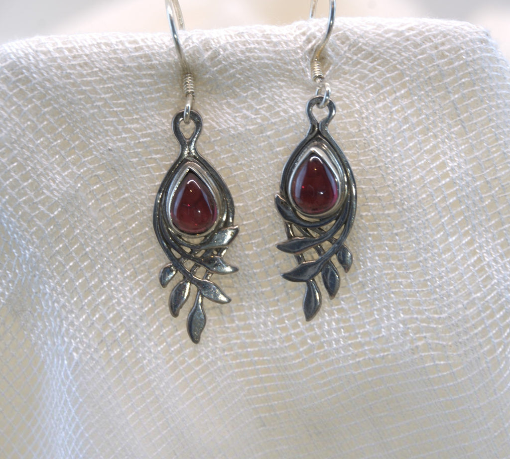 5082 Rhodolite Garnet Dangle Earrings
